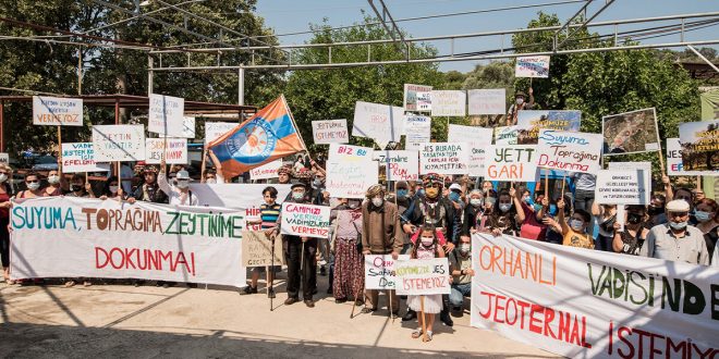 İzmir’in Orhanlı Köyünde Jeotermale Karşı Davullu Zurnalı Eylem Yapan Köylüler Toplantıyı Durdurdu