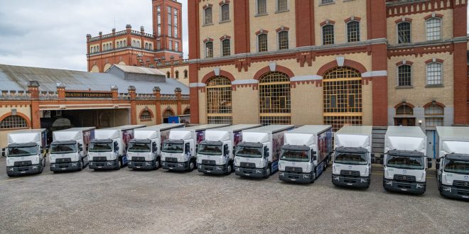 AVRUPA'DA BİR İLK: CARLSBERG GROUP, 20 ADET RENAULT TRUCKS ELEKTRİKLİ KAMYONUNU TESLİM ALDI