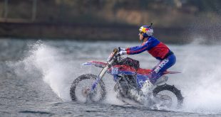 DÜNYACA ÜNLÜ MOTOKROS EFSANESİ ROBBIE MADDISON İSTANBUL BOĞAZI'NI DENİZ ÜZERİNDE MOTORSİKLETİYLE GEÇTİ