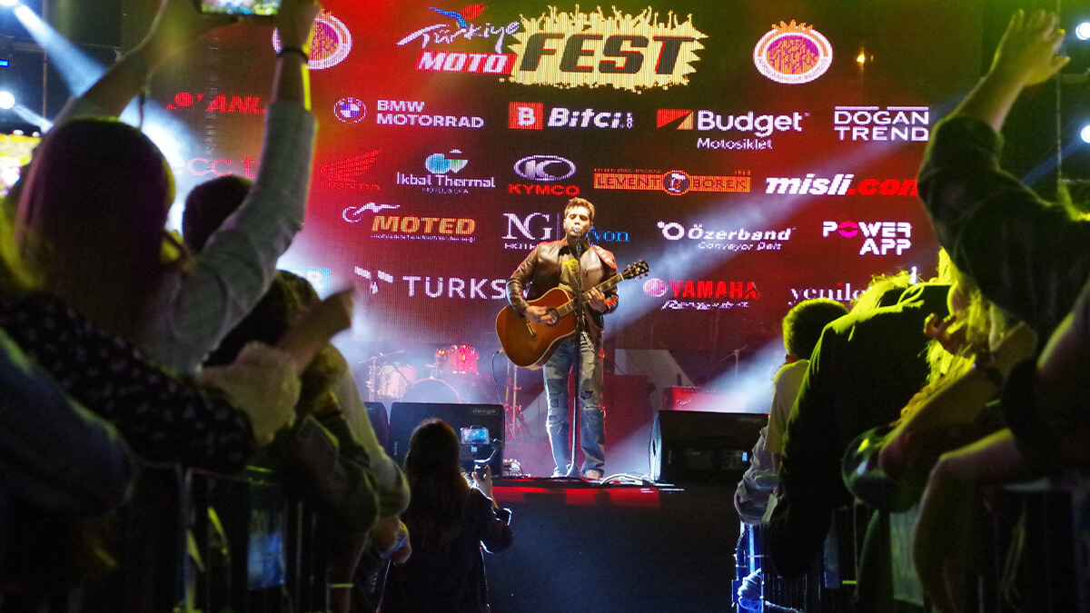 TÜRKİYE MOTOFEST DOLUDİZGİN. TÜRKİYE MOTOFEST KONSERLERİNDE BUGÜN CEM ADRİAN VE UFUK BEYDEMİR SAHNE ALACAK