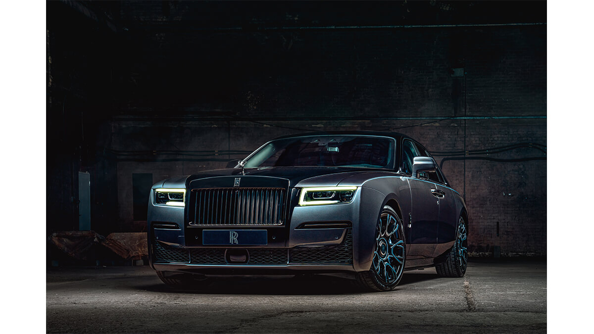 ROLLS-ROYCE BLACK BADGE GHOST OTOMOBİLİNİ TANITTI .