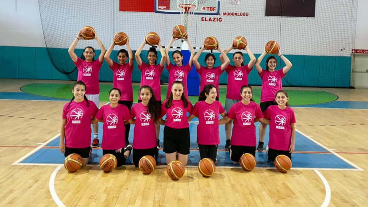 TÜRKİYE VODAFONE VAKFI'NDAN BASKETBOLDA “BEN VARIM” DİYEN KIZ ÇOCUKLARINA DESTEK