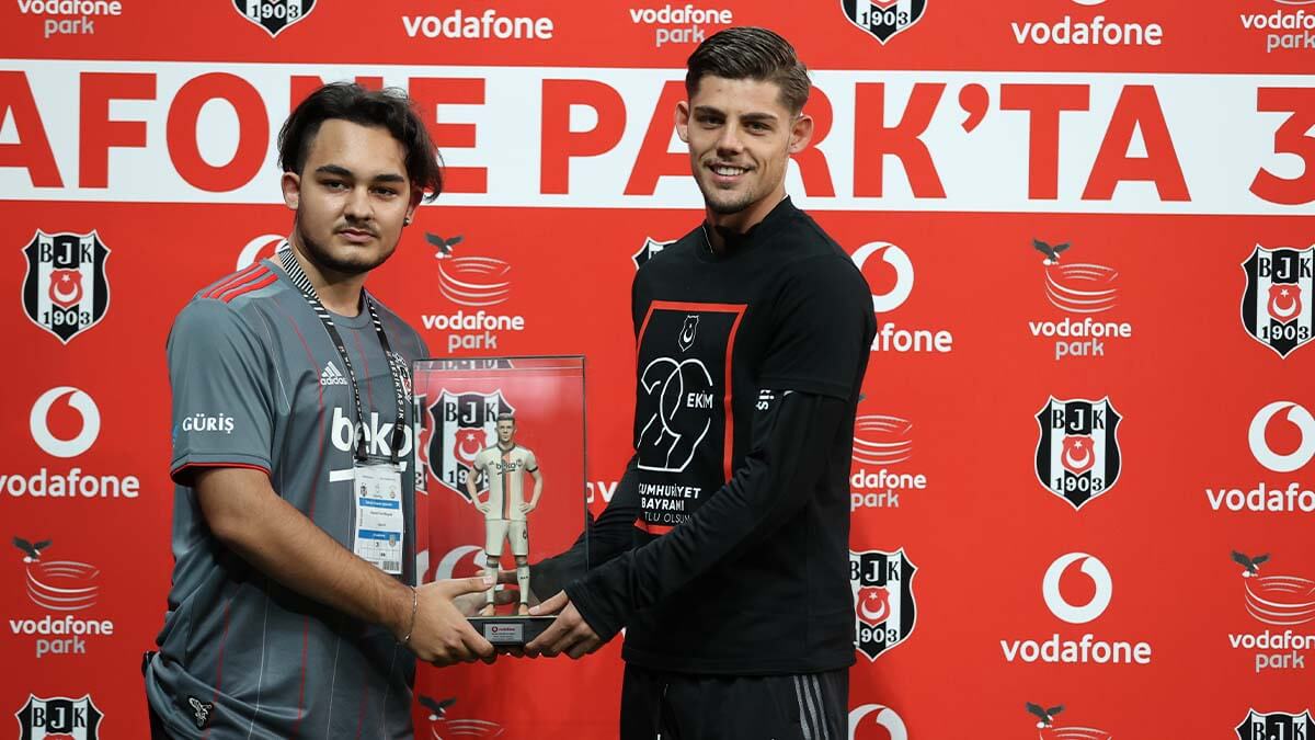 VODAFONE KARAKARTALLILARA VODAFONE PARK’TAKİ 300. GOLE ÖZEL İNTERNET HEDİYESİ